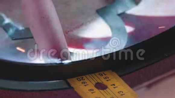 金属制品焊接的过程金属火花视频的预览图