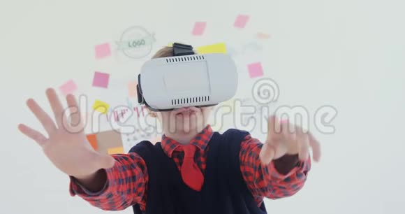 男孩使用虚拟现实耳机4k视频的预览图