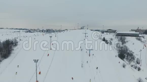 冬季滑雪胜地空中观景视频的预览图