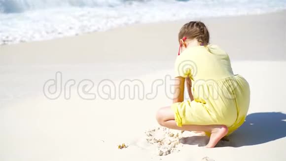 在热带海滩做沙堡的小可爱女孩视频的预览图