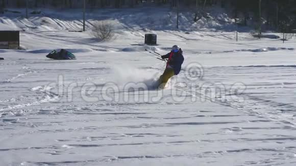 慢动作一名男性运动员在滑雪板上进行扭打他在一个大湖的冰上翻滚滚动他表演视频的预览图
