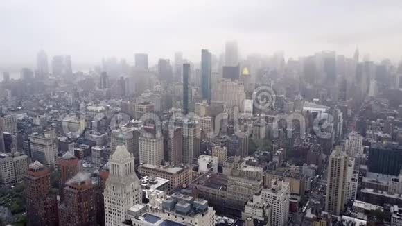 曼哈顿中城纽约的鸟瞰图居民建筑街道和十字路口从上面视频的预览图