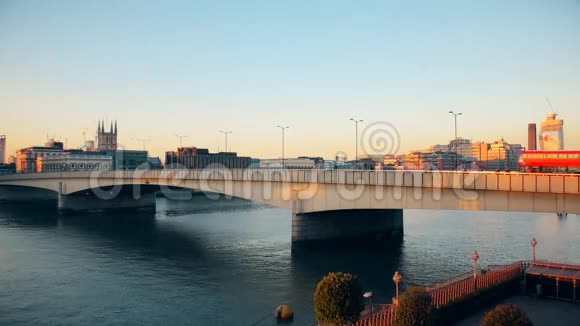泰晤士河上的桥视频的预览图