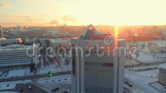 空中拍摄日落时的城市景观日出视频的预览图