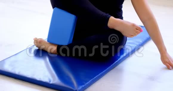 女子在健身室做瑜伽视频的预览图