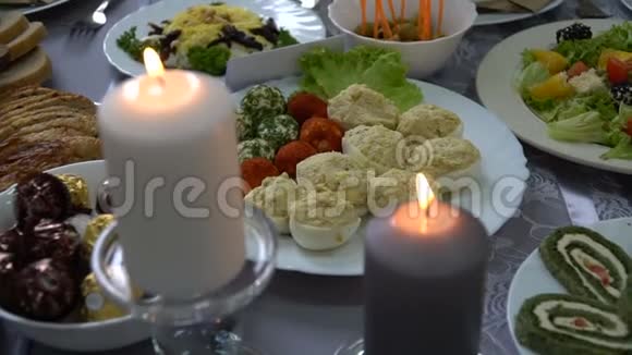 餐厅提供带蜡烛的婚宴桌视频的预览图