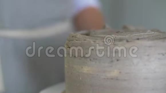 女性的手用奶油装饰蛋糕视频的预览图
