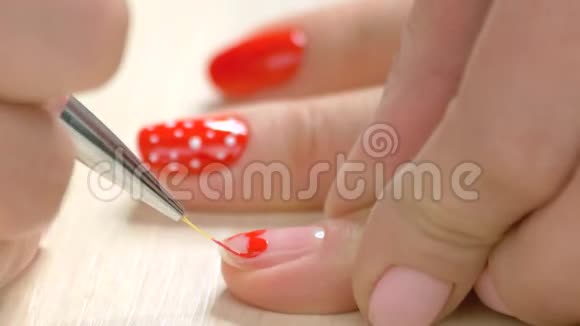 指甲设计由美容师特写视频的预览图
