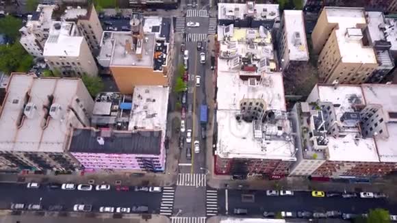 曼哈顿中城纽约的鸟瞰图居民建筑街道和十字路口从上面视频的预览图