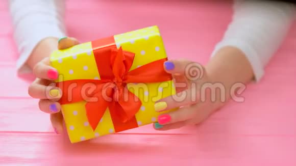 女修指甲手中的礼品盒视频的预览图
