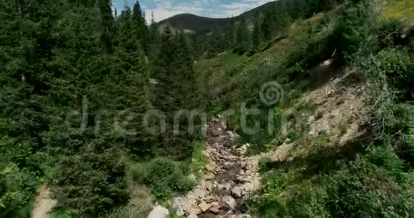 夏季在诺克伯吉的山溪上空进行无人机飞行视频的预览图