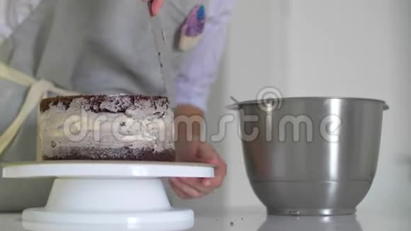 女性的手用奶油装饰蛋糕视频的预览图