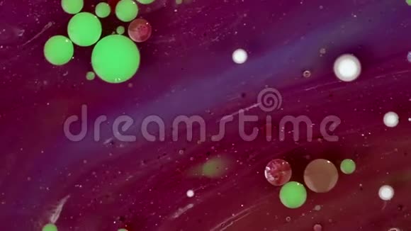 抽象背景油中混合着五颜六色的气泡视频的预览图