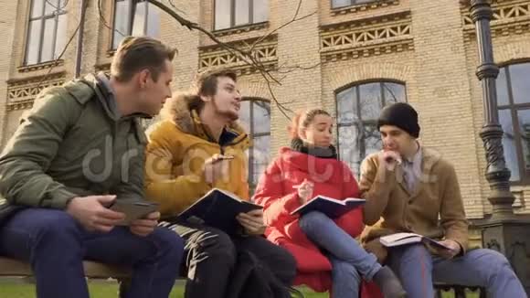 学生在大学附近的公园里视频的预览图