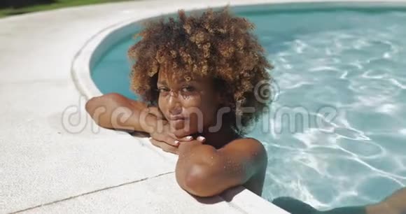 在游泳池里摆姿势的小女孩视频的预览图