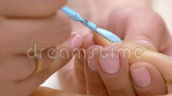 女性指甲上涂油的过程视频的预览图