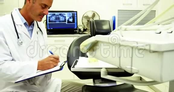 牙医对着镜头微笑视频的预览图