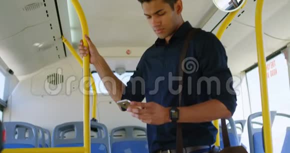乘坐4k公共汽车时使用手机的男性通勤者视频的预览图