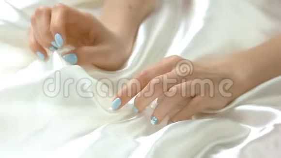 温和的美甲和白色丝绸织物视频的预览图
