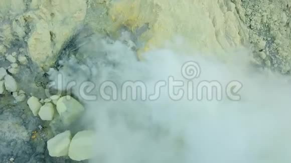 火山口在那里开采硫磺视频的预览图