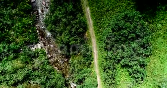 夏季在诺克伯吉的山溪上空进行无人机飞行视频的预览图