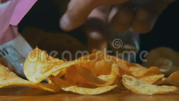 马铃薯芯片包装旋转视频的预览图