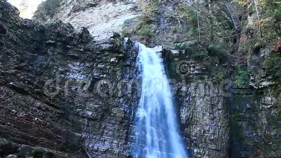 瀑布从悬崖上跌下来视频的预览图
