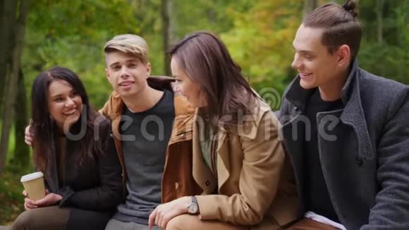 秋天公园的快乐朋友视频的预览图