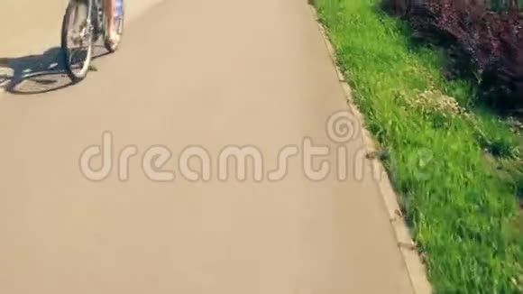 沿着城市自行车道骑自行车视频的预览图