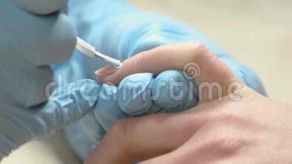 指甲专家在指甲上涂清漆视频的预览图