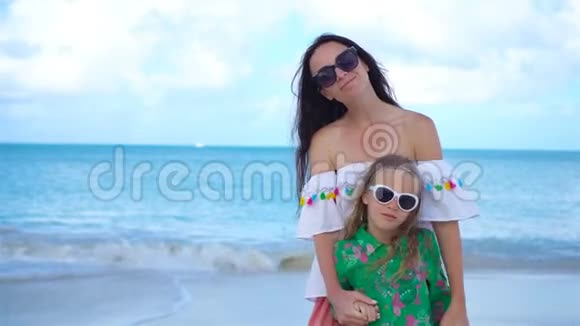 加勒比海海滩上美丽的母女暑假家庭肖像视频的预览图