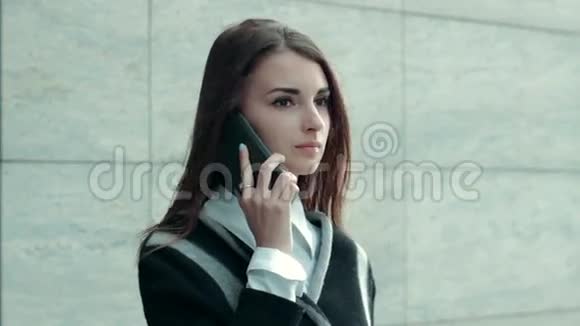 在街上用手机说话的女人视频的预览图