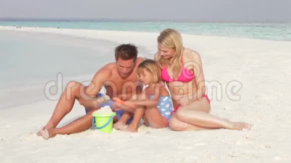 家庭在海滩度假做沙堡视频的预览图