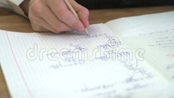 男生在室内的笔记本上写课文视频的预览图