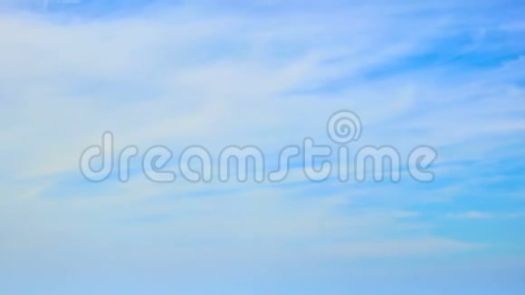 蓝天和快速的白云视频的预览图