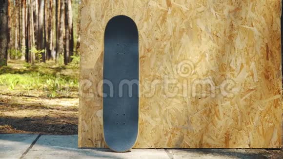 滑板在溜冰场的木制背景上视频的预览图