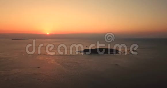 日落时美丽的海上空中景观视频的预览图