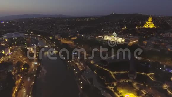 格鲁吉亚首都TBILISI第比利斯市中心的鸟瞰图视频的预览图