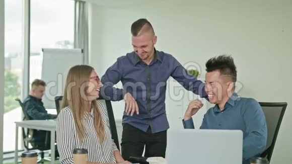 两个人正在用笔记本电脑工作视频的预览图