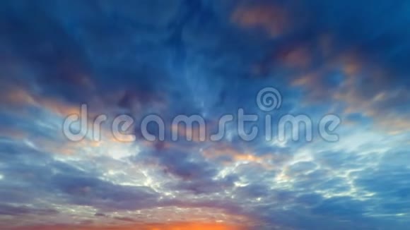 一片美丽的黄昏风景天空视频的预览图