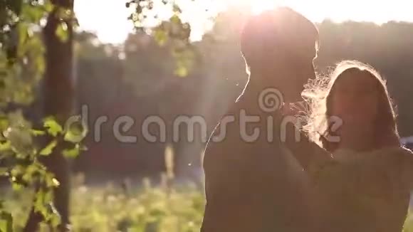 年轻夫妇在日落时拥抱视频的预览图