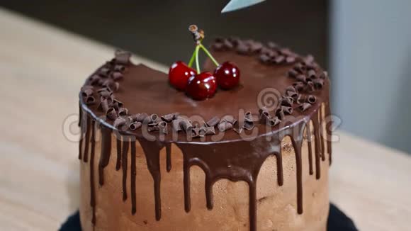 切巧克力蛋糕樱桃巧克力蛋糕视频的预览图