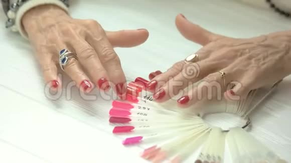 女性修指甲的手和指甲样本视频的预览图