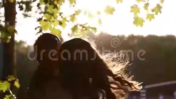 年轻夫妇在日落时拥抱视频的预览图