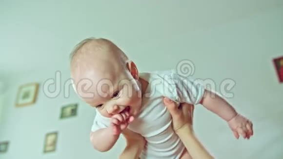 抱着婴儿的女性手臂视频的预览图