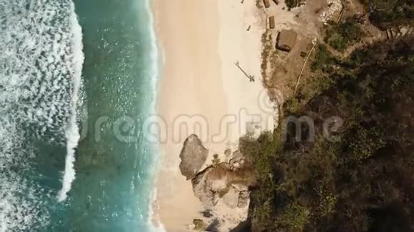 鸟瞰美丽的海滩努沙佩尼达视频的预览图