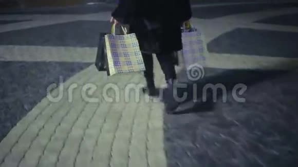 圣诞节购物女孩带着商店里的包裹视频的预览图