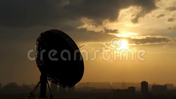 日落时旋转射电望远镜视频的预览图