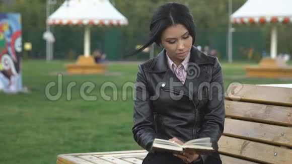 公园里美丽的黑发女郎视频的预览图