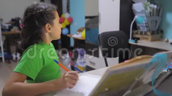小女孩女儿做作业教育课学校慢动作视频准备回到学校小女孩视频的预览图
